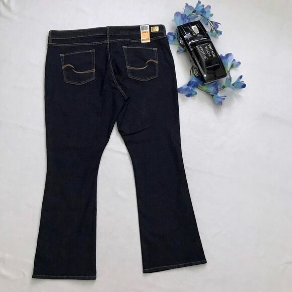 Levi's NWT Dark Wash Shaping Boot Cut Jeans Women 24W Short - Picture 5 of 10